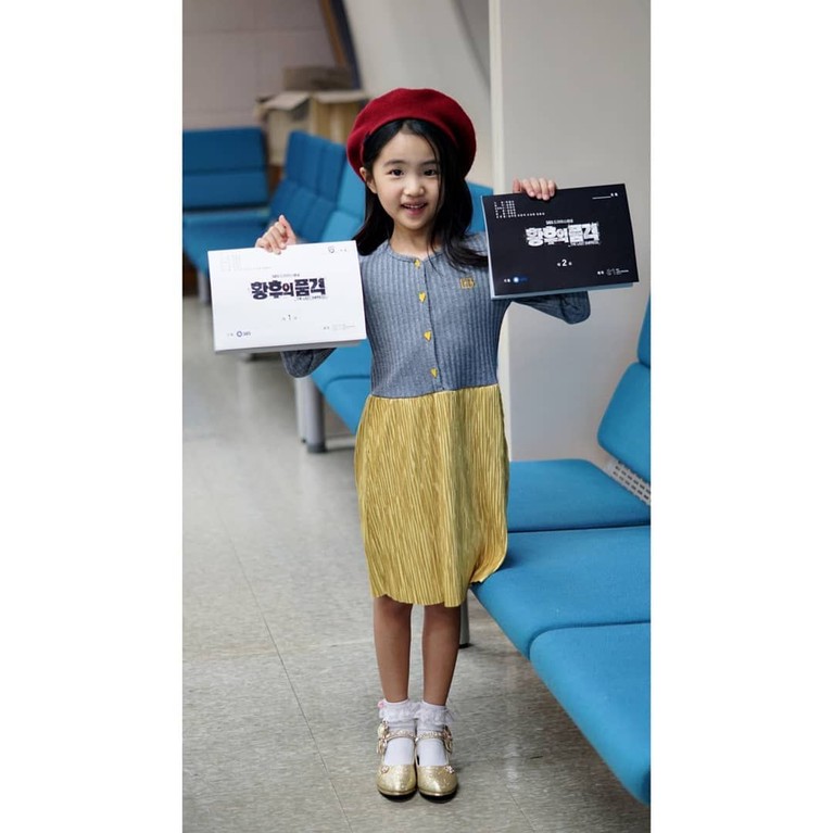 Oh Ah Rin, artis cilik yang berperan sebagai tuan putri Ari di drama The Last Empress. Berikut penampilan lucu tuan putri Ari di luar istana.