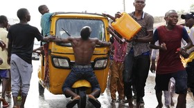 FOTO: Aksi Pendukung Petahana Usai Menang Pemilu Nigeria