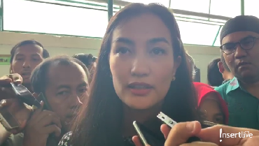 img-title Sidang Perdana, Atiqah Hasiholan Harap Tak Ada Unsur Politis