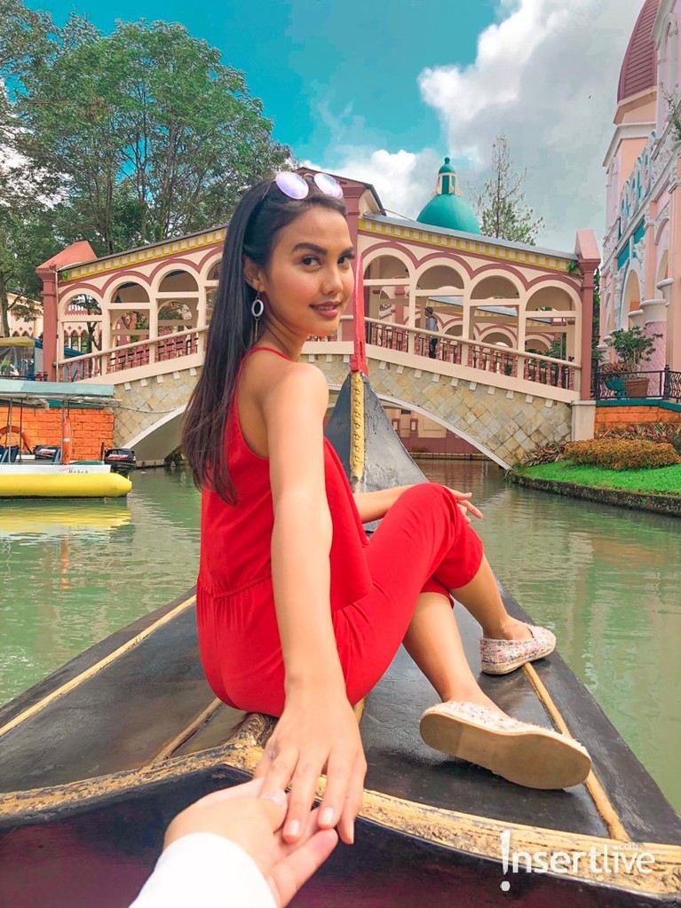 Celebrity on Vacation: Berwisata Alam Seru di Bogor Celebrity On Vacation kali ini mampir ke kota Hujan Bogor untuk menjelajah sekaligus bermain di alam terbuka. Bagaimana ya keseruannya? Berikut 7 Potretnya.