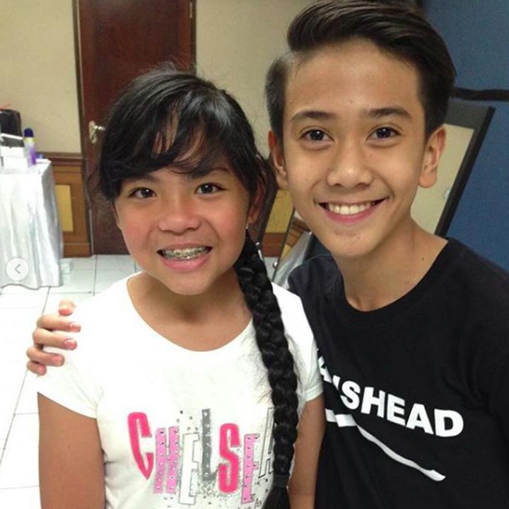 <p>Iqbaal disenangi banyak penggemarnya terutama perempuan. Dia juga selalu ramah saat diajak foto lho. (Foto: Instagram @iqbaal.e)</p>