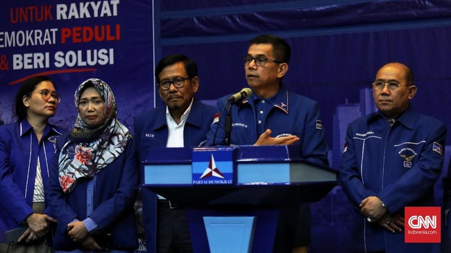 Sekjen Partai Demokrat (PD) Hinca Pandjaitan memberikan keterangan kepada media terkait arahan Ketum Partai Demokrat Susilo Bambang Yudhoyono (SBY) dari Singapura untuk Pemenangan Pemilu April mendatang, Jakarta, 28 Februari 2019.  Susilo Bambang Yudhoyono (SBY) tidak dapat mengikuti rangkaian kegiatan kampanye menjelang pemilu 2019 dikarenakan menemani Ani Yudhoyono yang tengah menjalani perawatan medis di Singapura