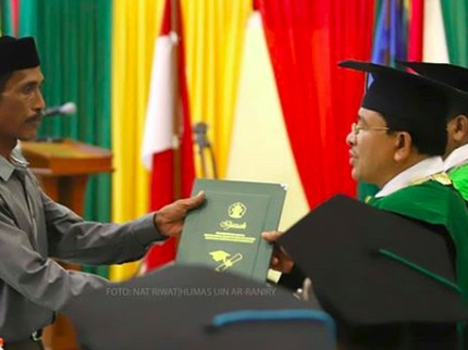 Cerita Haru Ayah Gantikan Mendiang Putrinya Wisuda