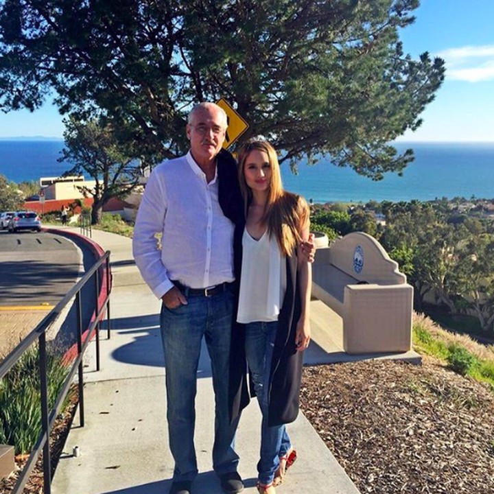 <p>Momen menghabiskan waktu bersama sang papa di tepian sebuah pantai di Malibu, California. Cinta sampai menyebutya sebagai 'Daddy daughter day'. (Foto: Instagram @claurakiehl)</p>