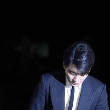 Tak Lagi Jadi Artis YG, Wajah Seungri Diblur