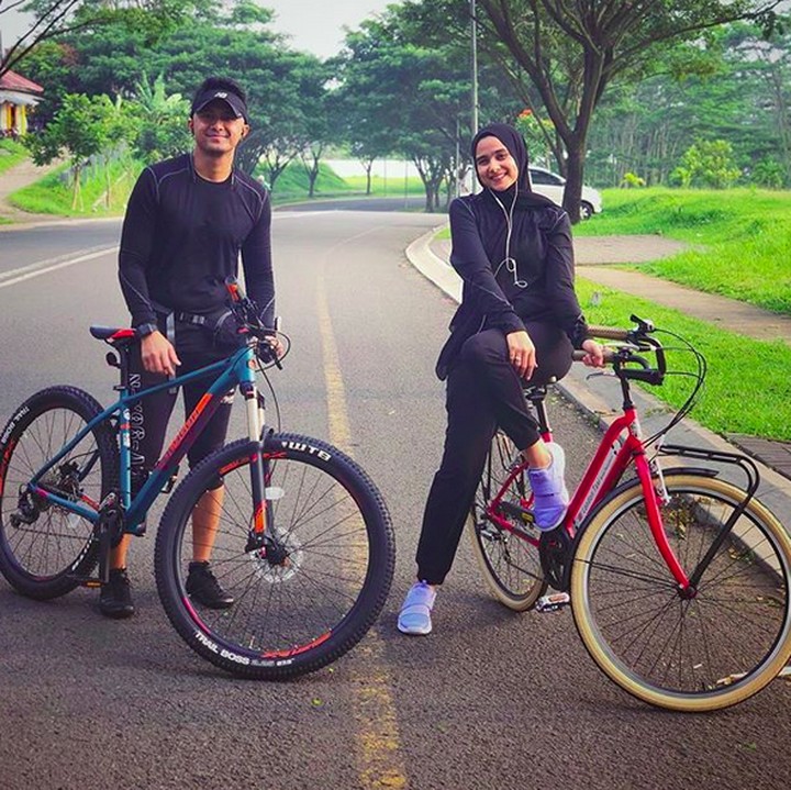 <p>Olahraga sama pasangan itu emang udah paling seru ya, Bun. Wajib dicontoh nih. (Foto: Instagram @hengkykurniawan)</p>