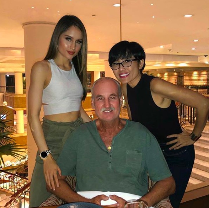 <p>Cinta Laura kerap menghabiskan waktu bertiga bersama papa dan mamanya. Sebagai anak tunggal, dia sangat dekat dengan kedua orang tuanya. (Foto: Instagram @claurakiehl)</p>