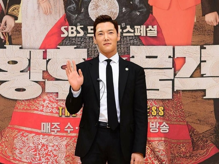Choi Jin-hyuk dikenal sebagai aktor Korea yang pandai berakting dan mempunyai pesona yang menawan. Berikut Insertlive sajikan enam pesona Choi Jin Hyuk.