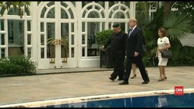 VIDEO: Trump dan Kim Jong-un Jalan Santai di Pinggir Kolam