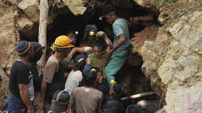 Tambang emas ilegal di Parigi Moutong, Sulawesi Tengah longsor dan menimbun puluhan penambang.