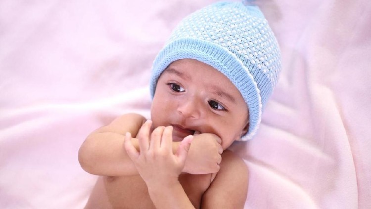 Berharap si jagoan kecil selalu jadi sosok yang penuh cinta, deretan nama bayi Islami ini bisa jadi inspirasi Ayah dan Bunda.