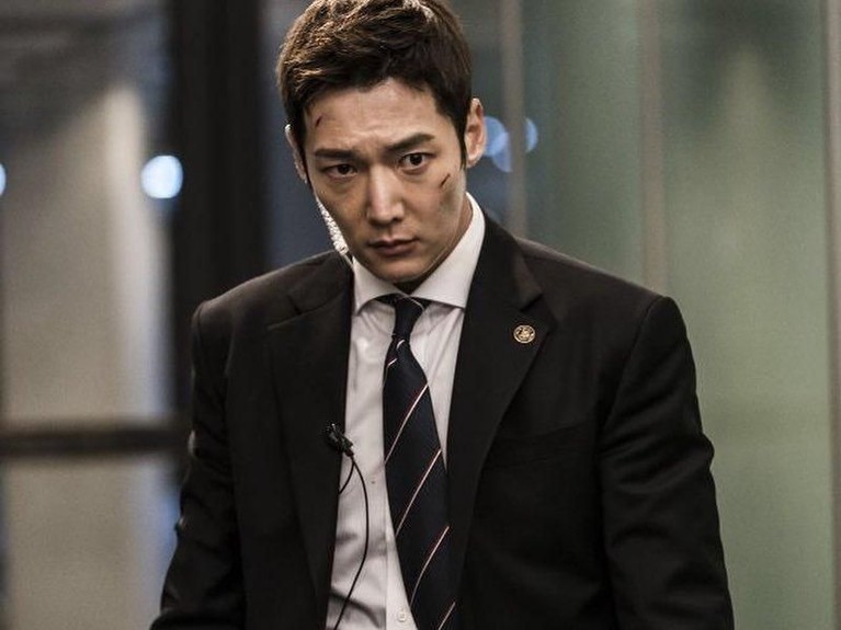Choi Jin-hyuk dikenal sebagai aktor Korea yang pandai berakting dan mempunyai pesona yang menawan. Berikut Insertlive sajikan enam pesona Choi Jin Hyuk.