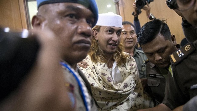 Bahar bin Smith didakwa melakukan penganiayaan atau tindak kekerasan terhadap sopir taksi online yang mengantarkan pulang istri Bahar larut malam.