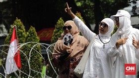 Massa Aksi Apel FUI Memekik Takbir Sembari Acungkan Dua Jari