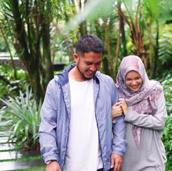 <p>Sempat jadi perbincangan negatif netizen, lantaran belum dikaruniai anak, <a href="https://hot.detik.com/video/190228066/melewati-batas-kesabaran-shandy-aulia-polisikan-netizen" target="_blank">Shandy Aulia</a> dan suami memilih untuk tak ambil pusing dan selalu happy.(Foto: Instagram @shandyaulia15)</p>