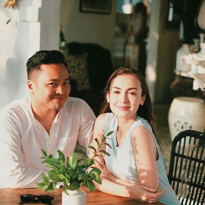 <p>Dewi Sandra dan suami juga selalu terlihat adem-ayem walau belum diberi momongan. (Foto: Instagram @dewisandra)</p>