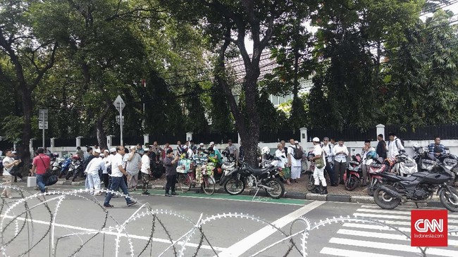Massa aksi dari FUI mulai ramai mendatangi area di depan KPU RI untuk melakukan aksi mendukung mewujudkan pemilu damai.