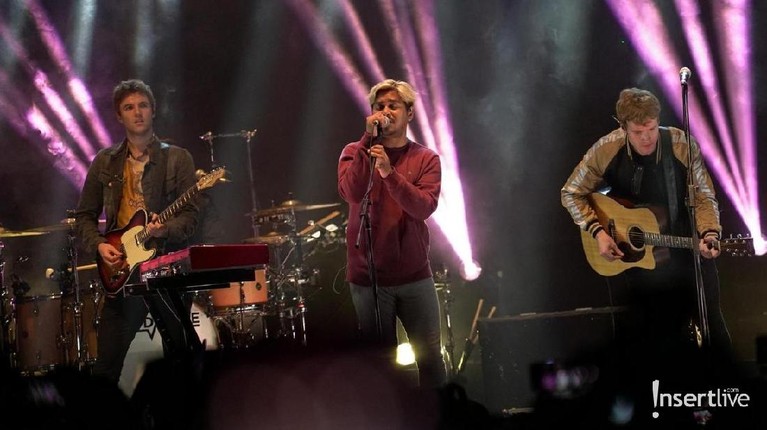 Kodaline sukses menggelar konser di Istora Senayan Jakarta pada Jumat (1/3) malam. Ribuan fans Kodaline larut dalam konser bertajuk Politics of Living Tour.