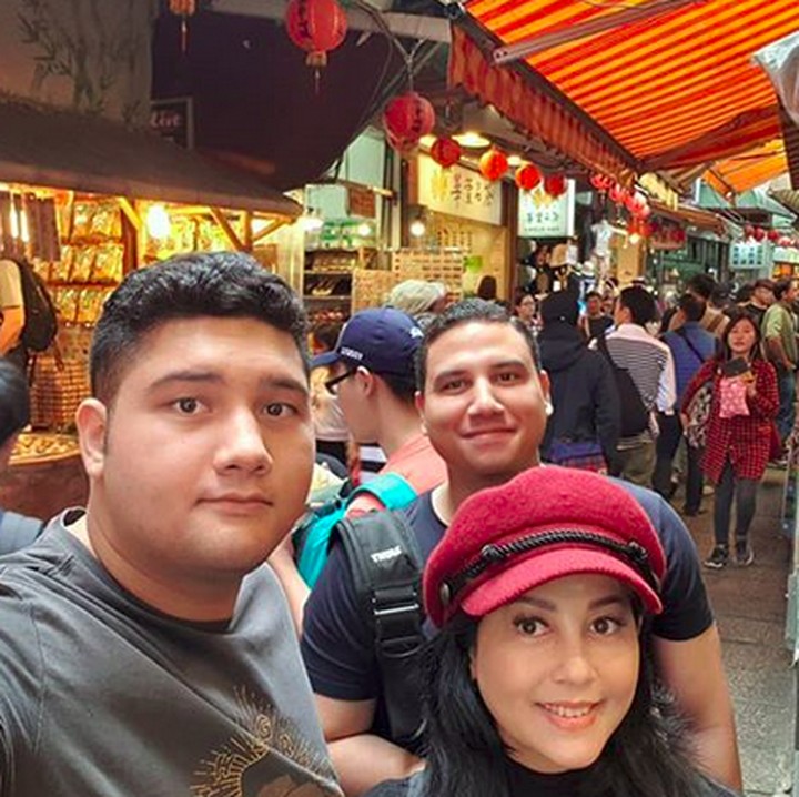 <p>Kedua putranya ini merupakan buah dari pernikahan kedua Meriam Bellina dengan Adisoerya Abdi pada 1991. (Foto: Instagram @bellinamer)</p>
