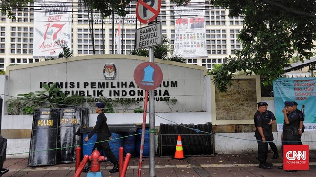 Wartawan Tempo diintimidasi polisi saat hendak menulis di Media Center KPU. Polisi mengusirnya karena mau tidur di tempat itu dan mengancam dengan senjata.