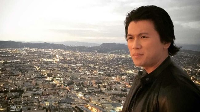 Seperti Syahrini, Reino Barack juga mengunggah tiga foto sekaligus di Instagram-nya, yang berupa untaian doa dan kalimat pujian untuk Tuhan.