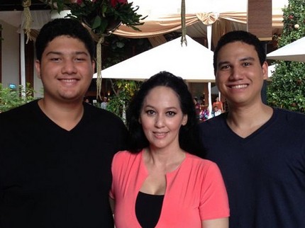 7 Momen Quality Time Meriam Bellina Bersama Dua Putranya