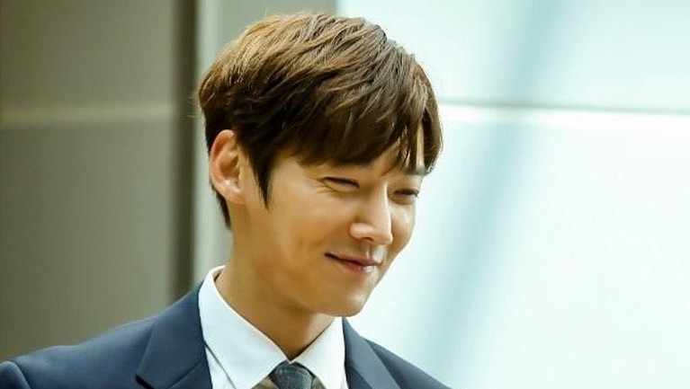 Choi Jin Hyuk, salah satu aktor dalam drakor The Last Empress memang dikenal digemari banyak fans. Berikut ini enam potret ketampanan Choi Jin Hyuk.