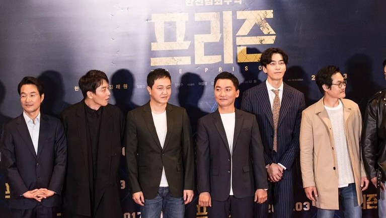 Shin Sung Rok meraih penghargaan untuk nominasi 'Best Supporting Actor' lewat serial drama Definitely Neighbors, di ajang SBS Drama Awards tahun 2010.