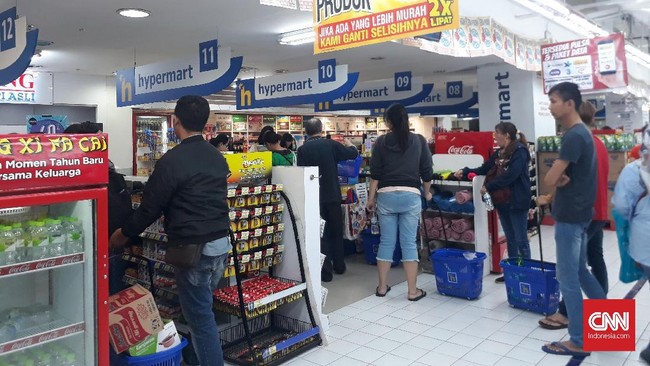Sejumlah masyarakat berharap toko ritel menerapkan harga plastik berbayar tak lebih dari harga minimal yang ditetapkan yakni sebesar Rp200 per lembar.