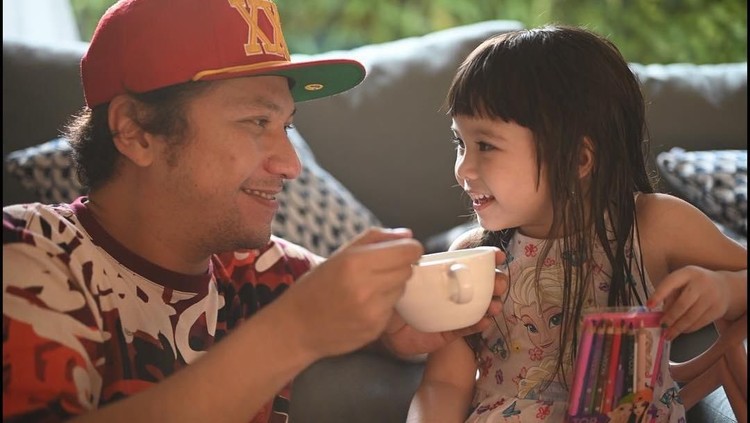 Gading Marten beberapa kali menghabiskan waktu dengan sang putri tercinta, Gempita. So sweet ya, Bun.