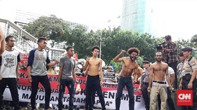 Pendukung Lukas Enembe Lempari Gedung KPK Pakai Telur Busuk