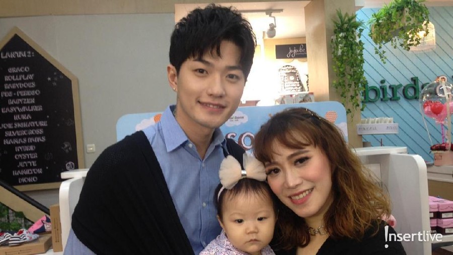 Lee dan Moa menceritakan perkembangan bayi yang ada di dalam kandungan.