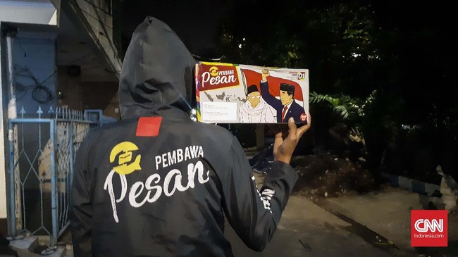 Relawan Pembawa Pesan mengaku mengantar bingkisan dengan bonus Rp5.000 per paket ke alamat yang diberikan relawan Jokowi meski belum jelas kaitannya dengan TKN.