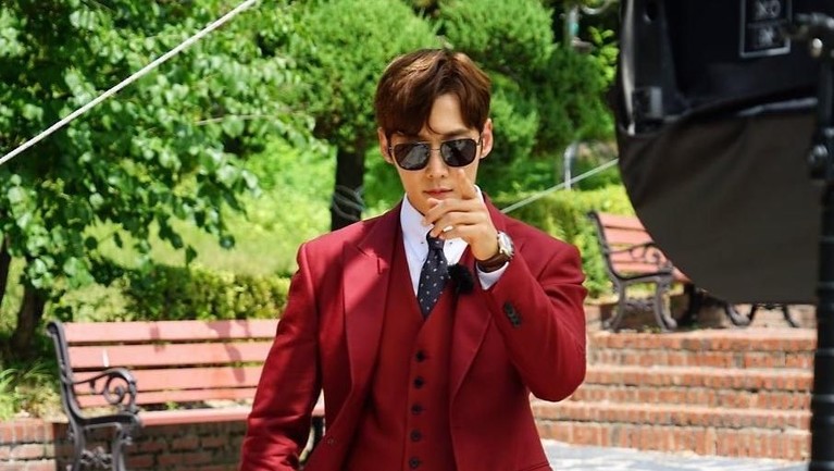 Choi Jin Hyuk, salah satu aktor dalam drakor The Last Empress memang dikenal digemari banyak fans. Berikut ini enam potret ketampanan Choi Jin Hyuk.