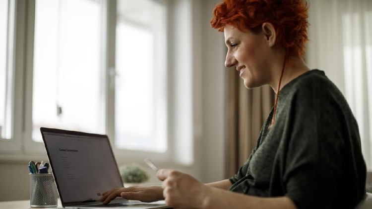 Trik agar Bunda Tidak Boros Saat Belanja Online Belanja online kadang bikin boros kantong ya, Bun. Nah, biar tetap hemat, langsung simak triknya ya.