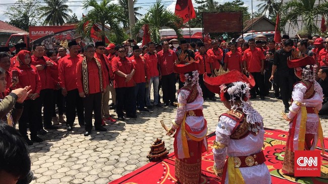 Hasto bercerita selama memimpin sejak 2014-2019, Jokowi sulit berkonsolidasi dengan partai politik, tapi bila dia menang pilpres, konsolidasi akan mudah.
