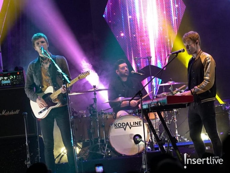 Kodaline sukses menggelar konser di Istora Senayan Jakarta pada Jumat (1/3) malam. Ribuan fans Kodaline larut dalam konser bertajuk Politics of Living Tour.