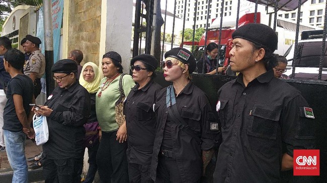 Massa Gerakan Jaga Indonesia menggelar unjuk rasa tandingan Apel Siaga Umat di depan kantor KPU, Jalan Imam Bonjol, Jakarta Pusat.