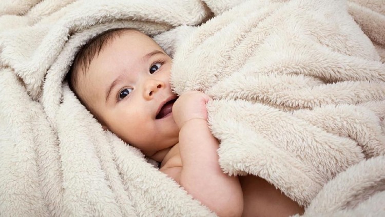Khandan Ingin anak menjadi pribadi yang murah senyum, Bun? Simak yuk pilihan nama bayi dengan arti senyum.