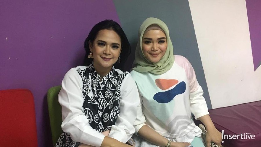 Dua aktris bersaudara, Shezy Idris dan Sheza Idris, menceritakan bagaimana kebiasaan sejak kecil keduanya ketika di rumah.