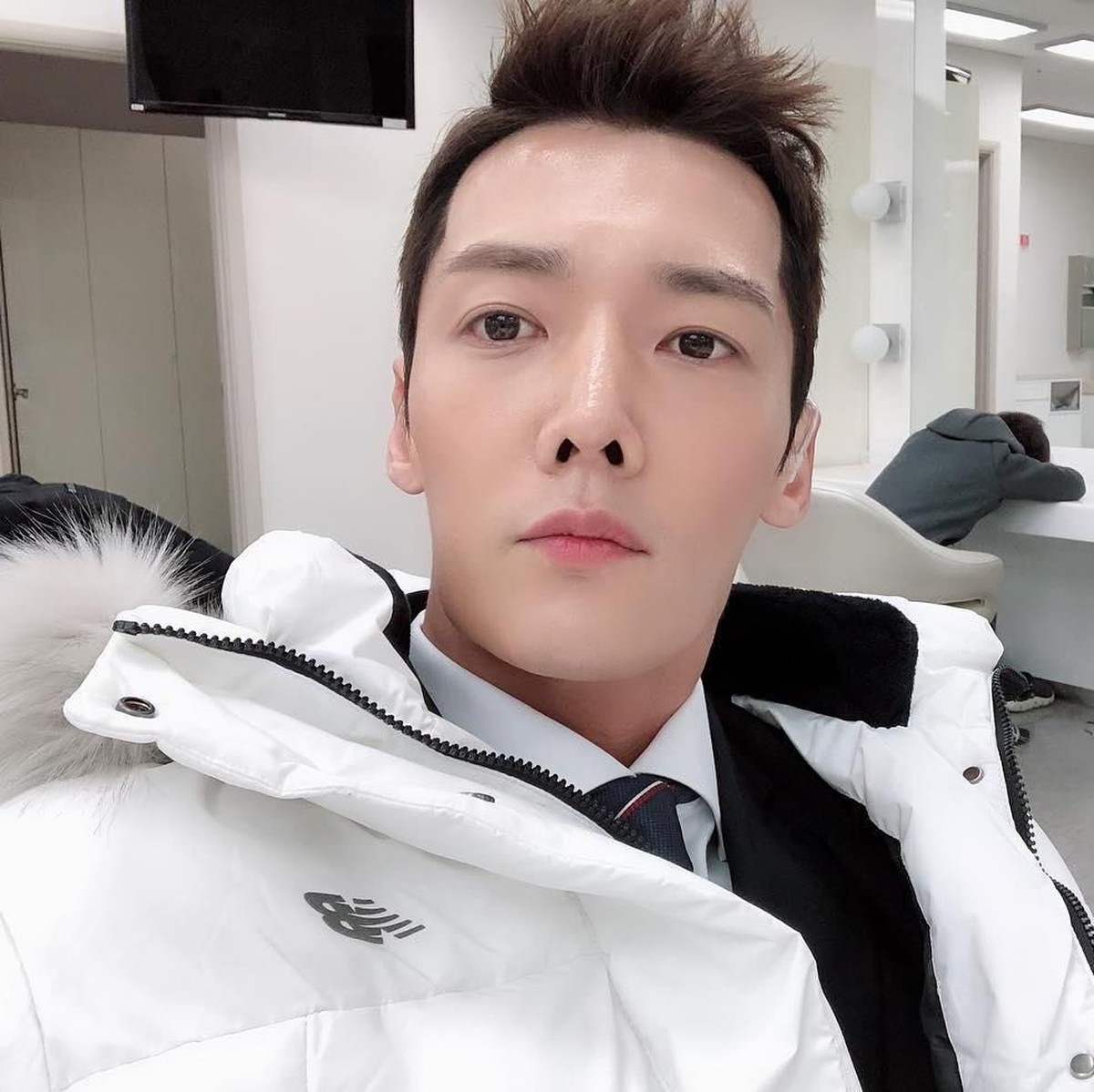 Choi Jin Hyuk&comma; salah satu aktor dalam drakor The Last Empress memang dikenal digemari banyak fans&period; Berikut ini enam potret ketampanan Choi Jin Hyuk&period;