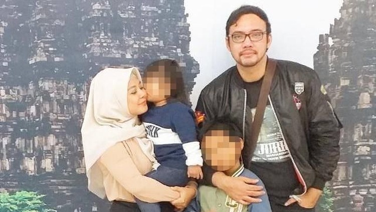 Vivi Paris istri Sandy Tumiwa mengaku bingung harus bagaimana, saat suami tertangkap polisi karena narkoba. Simak cerita lengkapnya!