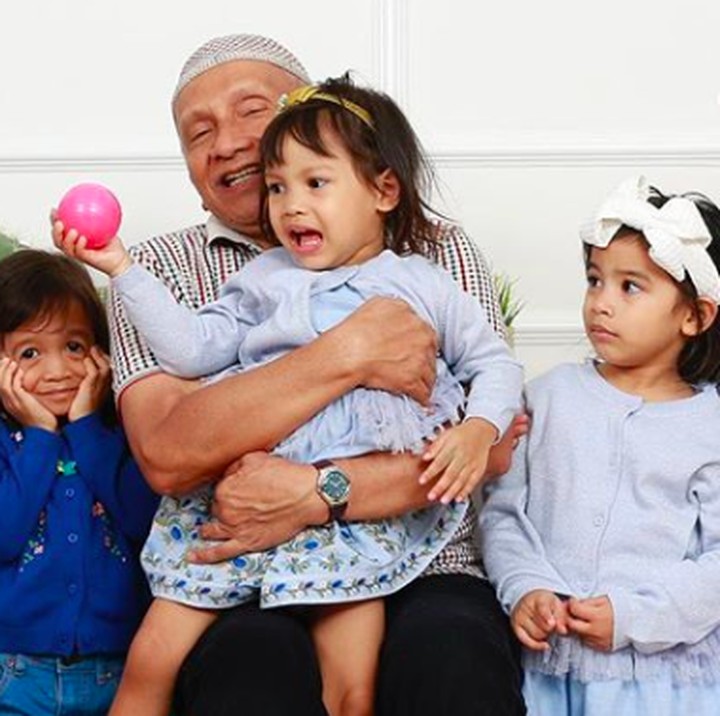 <p>Mbah Amien mau gendong, tapi Sarahza kok malah minta turun, buat para sepupu jadi heran melihatnya. He-he-he. Jadi ikut senang ya, Bun, melihat kedekatan Amien bersama para cucunya. (Foto: Instagram @hanumrais)</p>