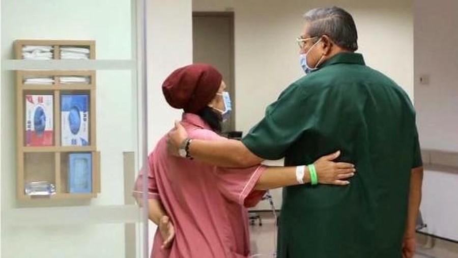 Ani Yudhoyono mendapatkan semangat tersendiri dari rangkulan suami tercinta, Susilo Bambang Yudhoyono.