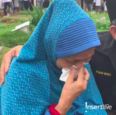 Dikebumikan, Istri Nur Tompel Tak Bisa Bendung Air Mata