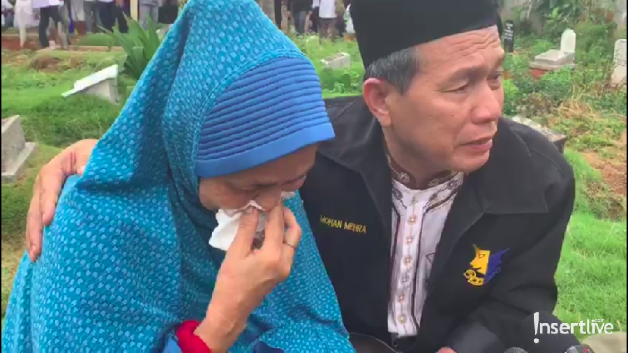 Istri Nur Tompel tak bisa membendung air matanya saat jenazah sang istri dikebumikan.