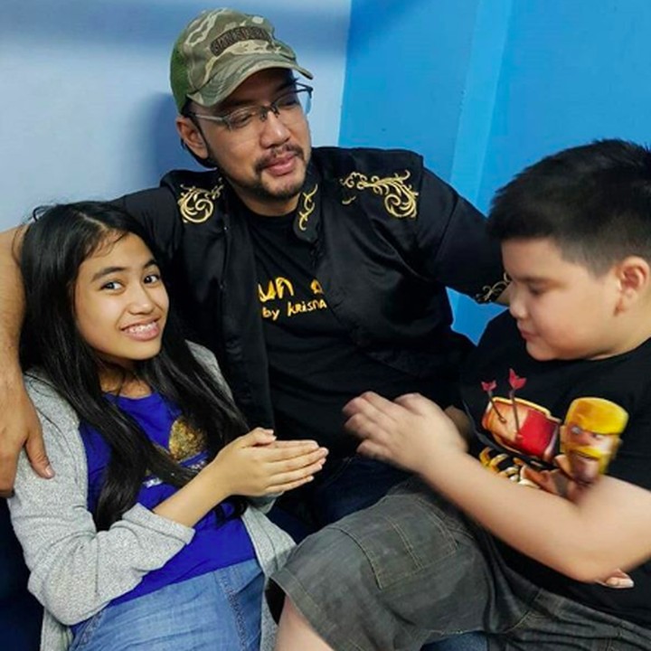 <p>Main bareng kedua anaknya. Si Kakak leota sadar kamera nih. Cantik ya! (Foto:Instagram @sandy_tumiwa82)</p>