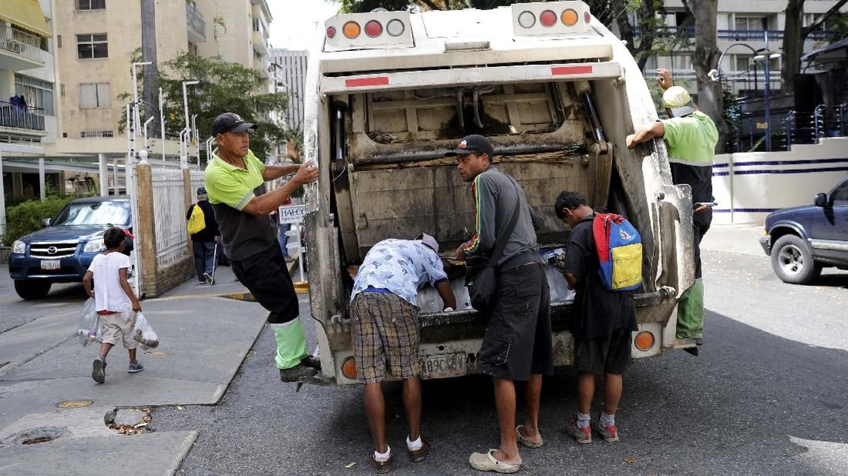 FOTO : Mengais Sampah Untuk Bertahan Hidup di Venezuela