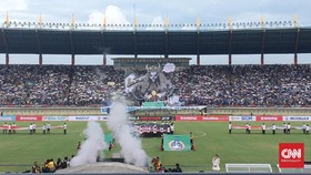 Spanduk Bobotoh Anti Mafia Bola Warnai Laga Persib Vs PS Tira