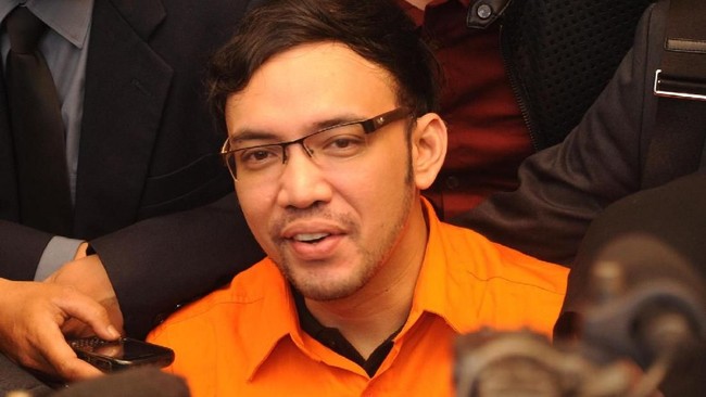 Sandy Tumiwa ditangkap polisi di suatu hotel di Jakarta Selatan pada Jumat (1/3) dini hari karena menyimpan narkoba.
